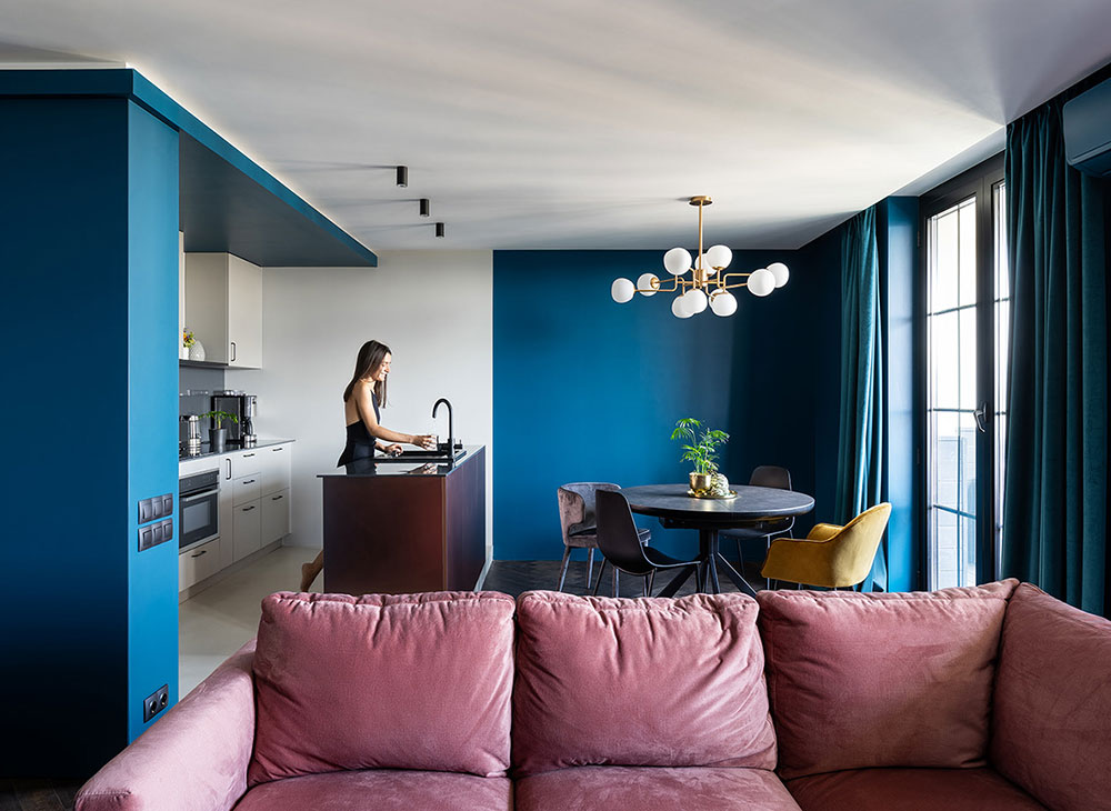 Глубокие синие стены и розовый диван: квартира для девушки в Киеве