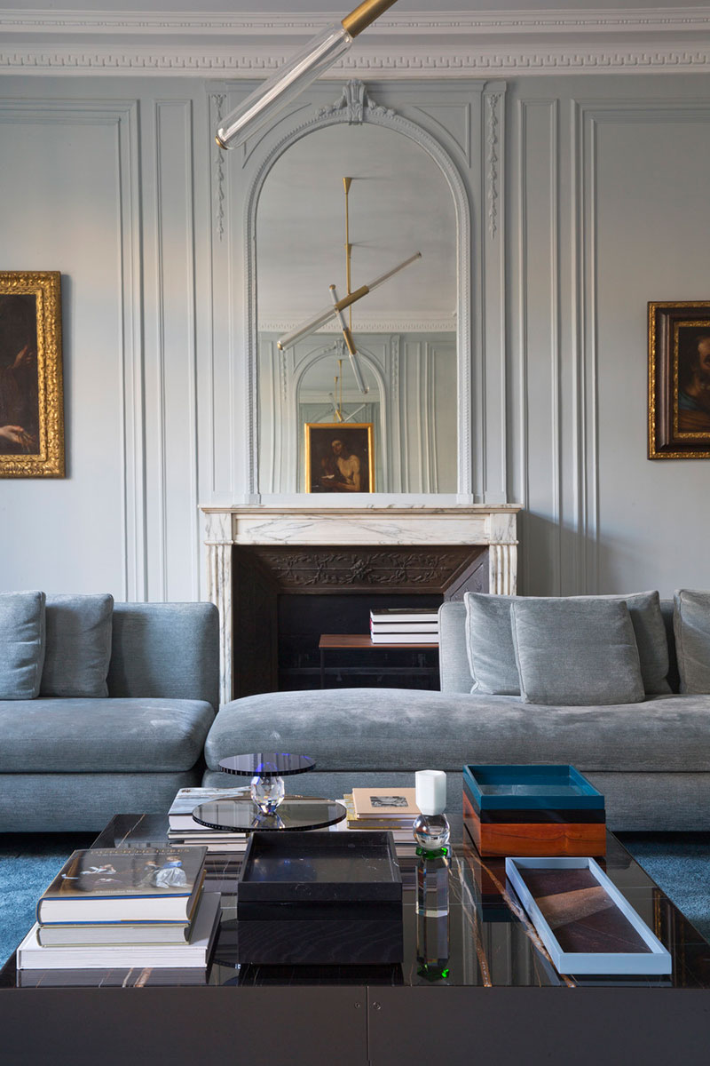 Синяя столовая с розовыми стульями и картины 16 века: впечатляющая квартира в Париже