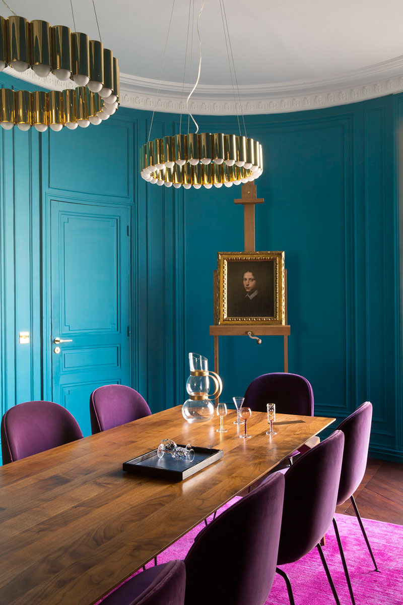 Синяя столовая с розовыми стульями и картины 16 века: впечатляющая квартира в Париже
