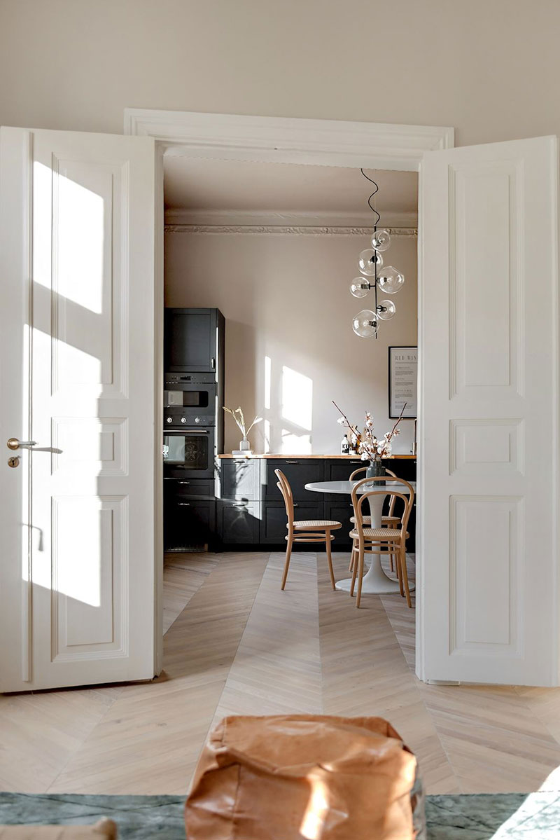 Тёплый современный интерьер в классическом здании в Швеции