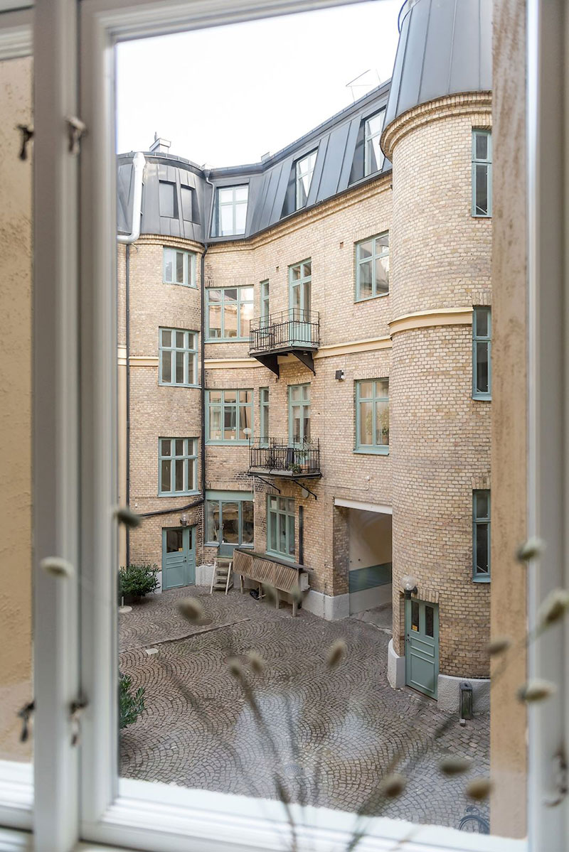 Тёплый современный интерьер в классическом здании в Швеции