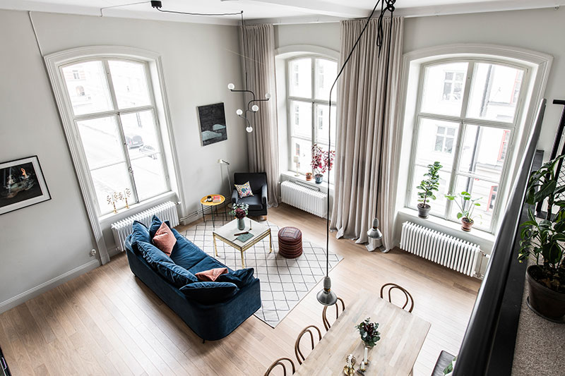 Стильная угловая квартира с антресолью в Стокгольме (64 кв. м)