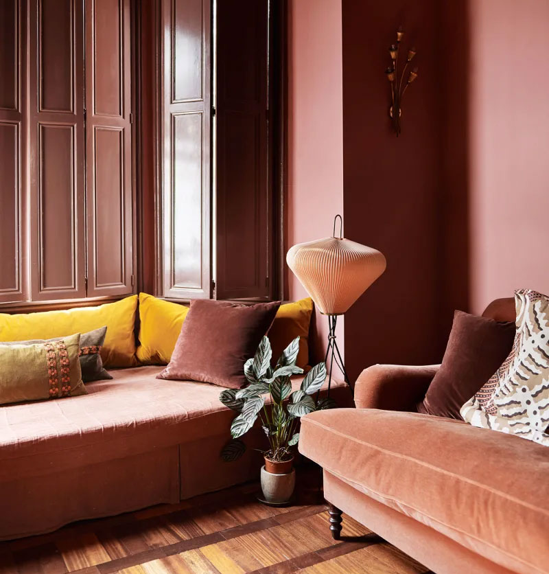 Красочный интерьер дома в Лондоне с мебелью из переработанных материалов