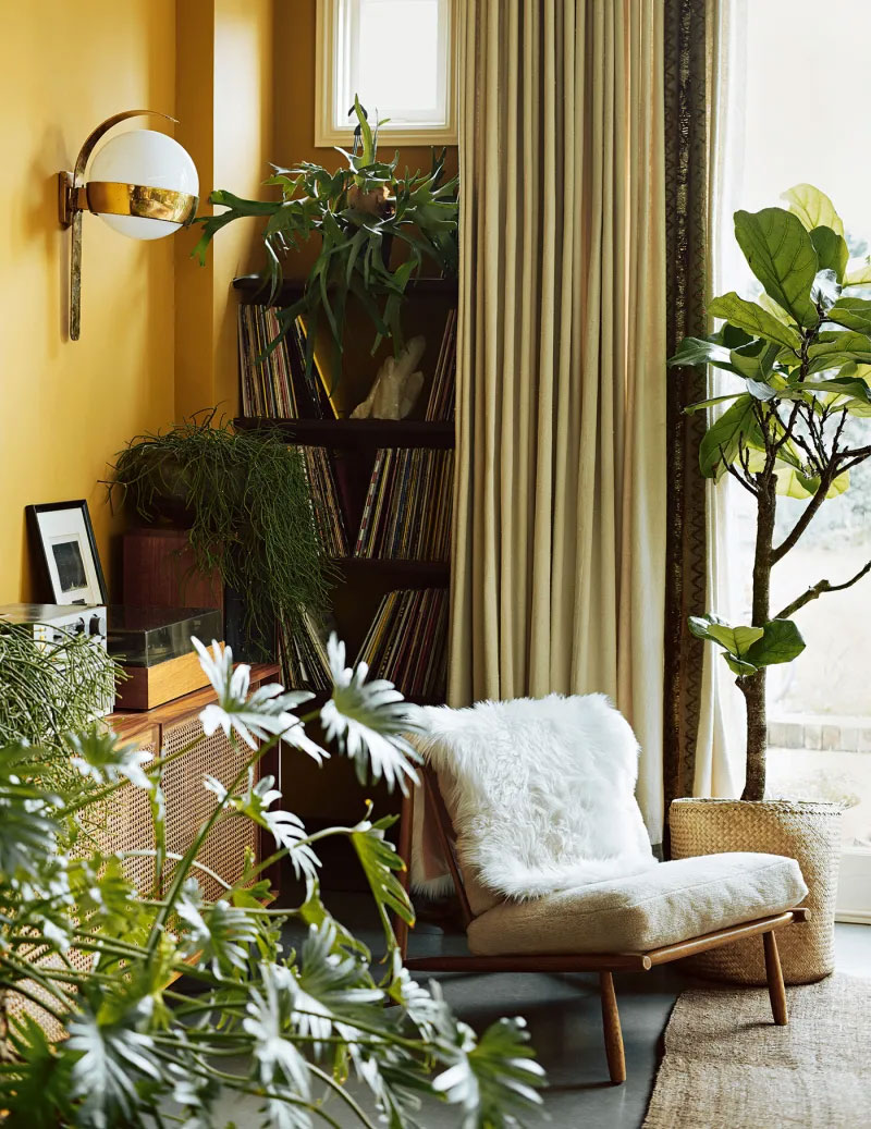 Красочный интерьер дома в Лондоне с мебелью из переработанных материалов