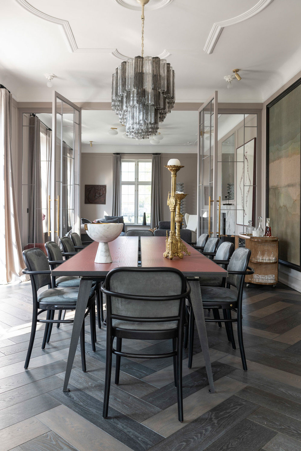 Элегантный современный дизайн и комната с живыми растениями в доме дизайнера в Дании