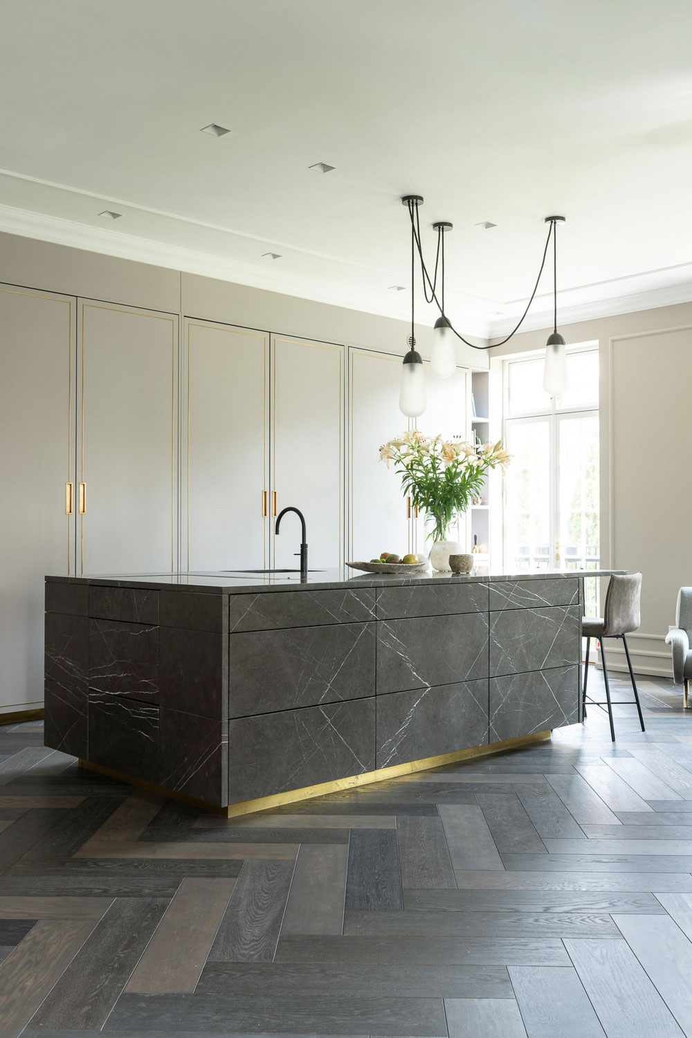 Элегантный современный дизайн и комната с живыми растениями в доме дизайнера в Дании