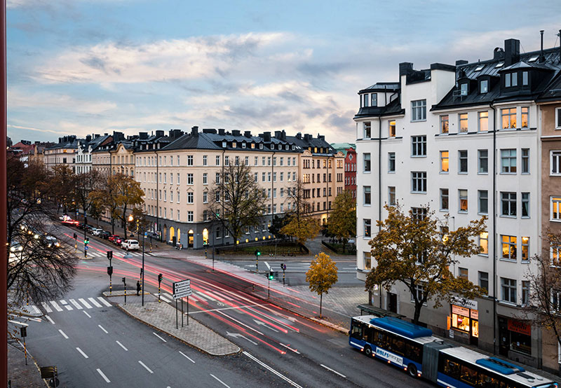 Тёмно-серый цвет и золотые детали: элегантный интерьер в Стокгольме