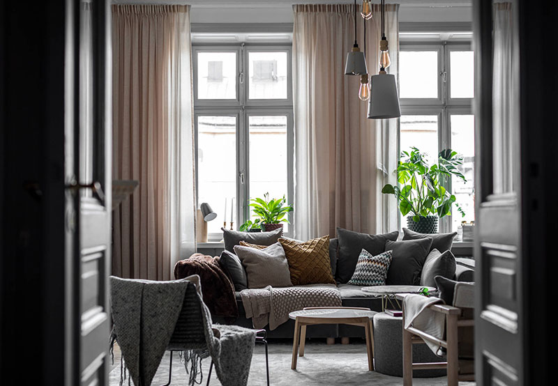 Тёмно-серый цвет и золотые детали: элегантный интерьер в Стокгольме