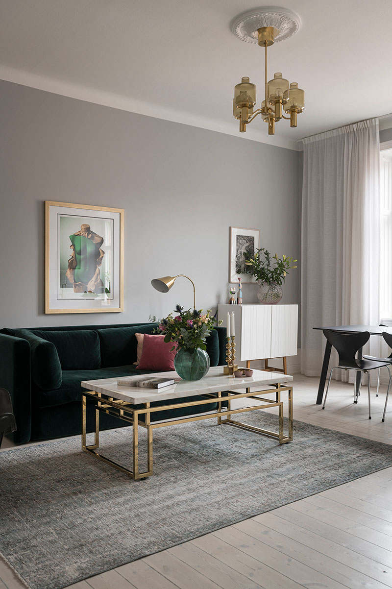 Скандинавская квартира с бархатным диваном и золотыми деталями (72 кв. м)
