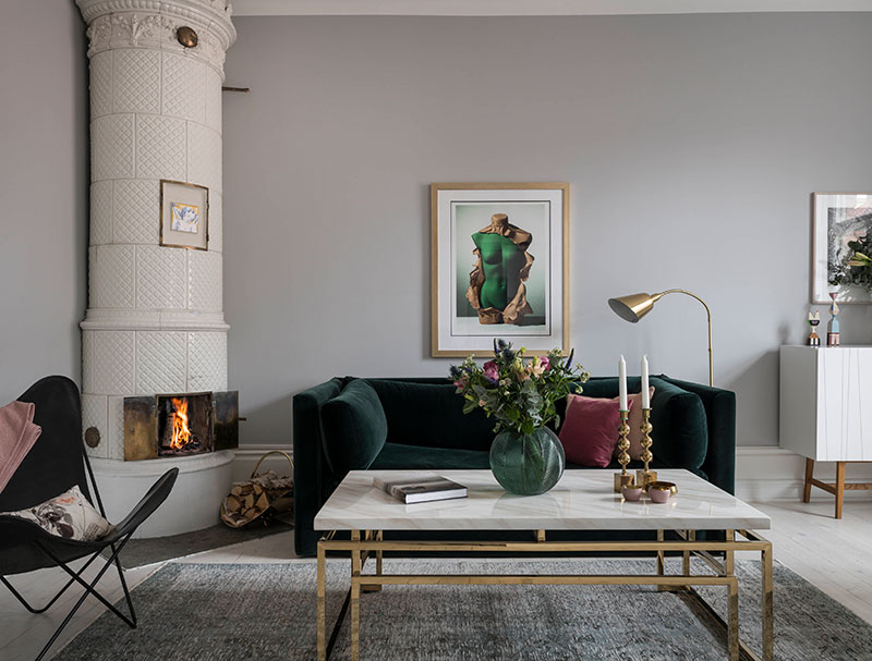 Скандинавская квартира с бархатным диваном и золотыми деталями (72 кв. м)