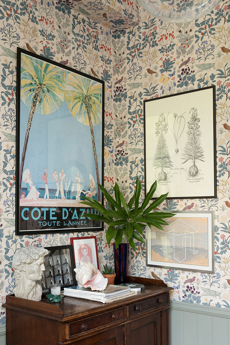 Пёстрые интерьеры дома молодого дизайнера Luke Edward Hall в Лондоне
