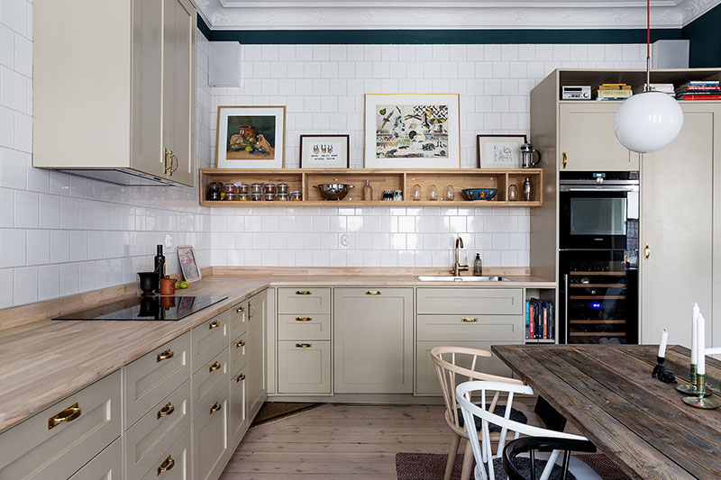 Необычные цветовые акценты и интересная кухня в шведской квартире (65 кв. м)