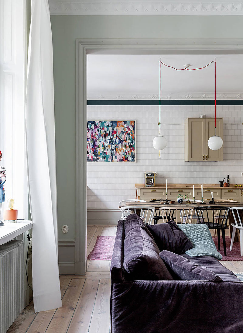 Необычные цветовые акценты и интересная кухня в шведской квартире (65 кв. м)