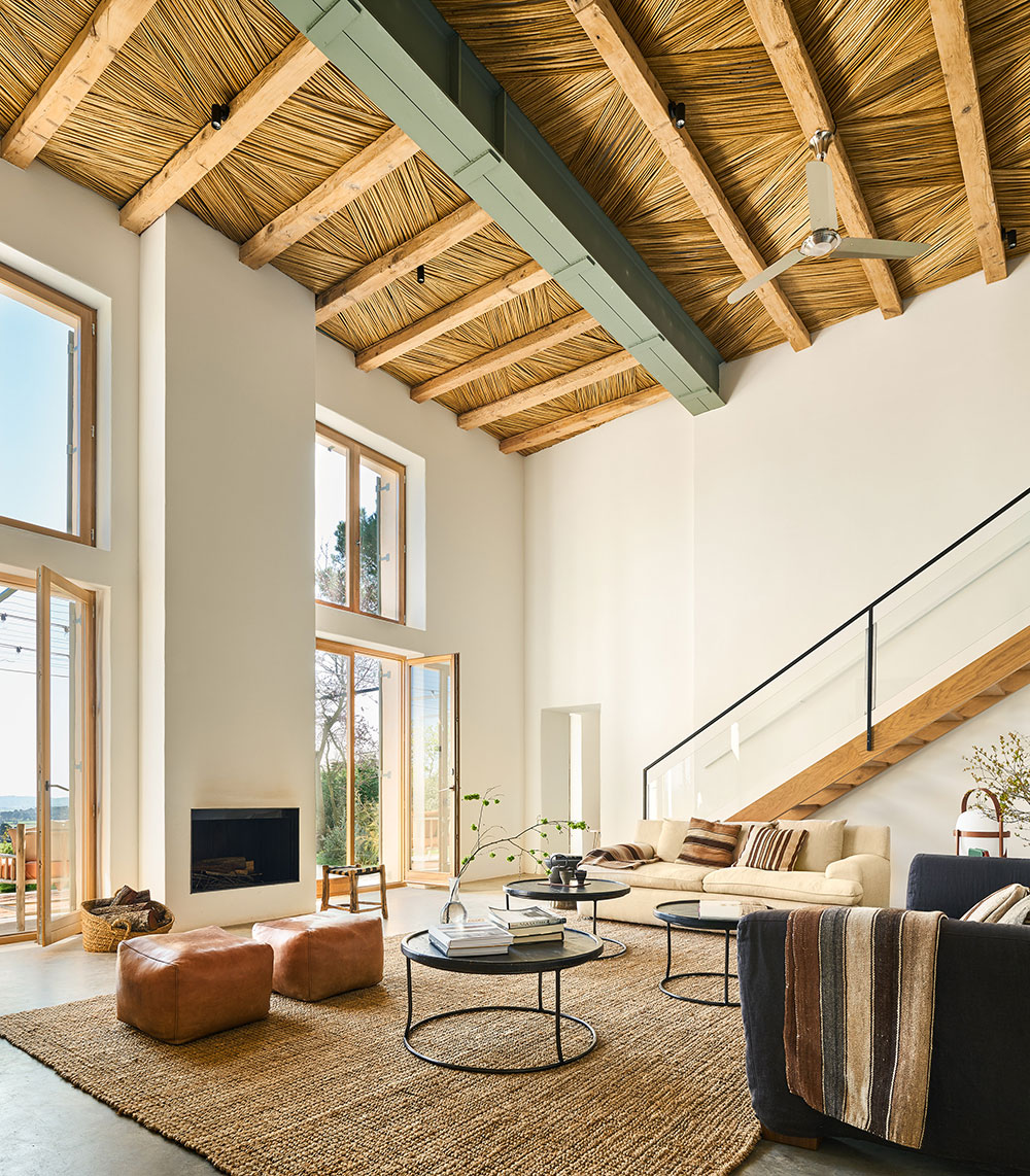 Окна с бирюзовыми ставнями и тёплые тона: уютный современный дом в Испании