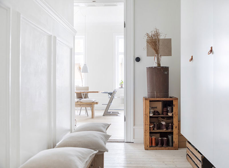 Белая квартира с интересным декором в стиле рустик в Мальме