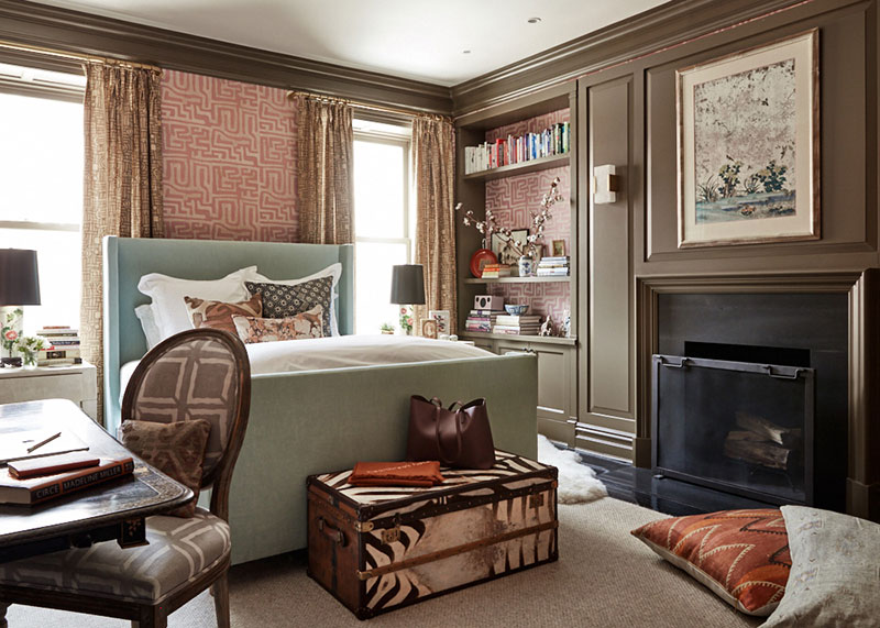 Синяя гостиная с желтым диваном и розовая спальня: красочная квартира в Нью-Йорке