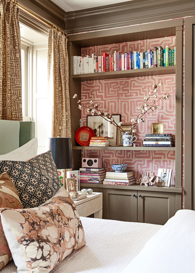 Синяя гостиная с желтым диваном и розовая спальня: красочная квартира в Нью-Йорке