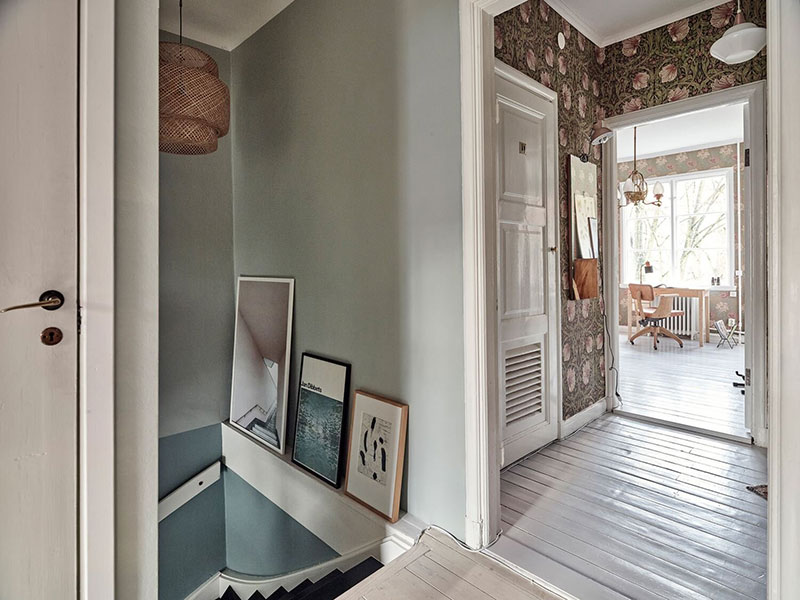 Кирпичная стена, винтажные нотки и белая лестница: необычная квартира в Швеции