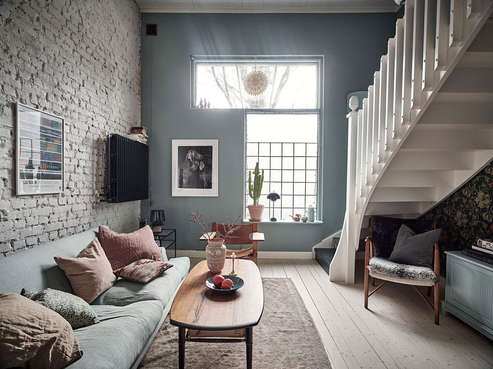 Кирпичная стена, винтажные нотки и белая лестница: необычная квартира в .