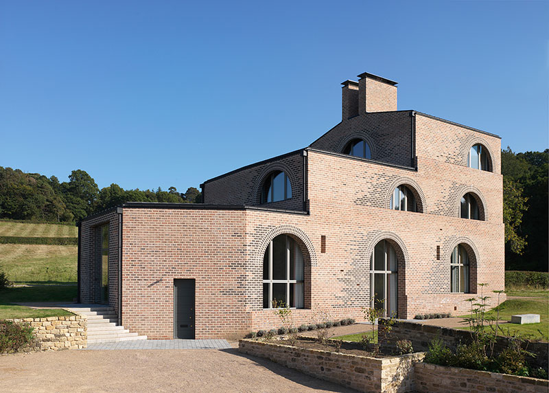 Необычный дом из кирпича и бетона для семьи архитектора Адама Ричардса