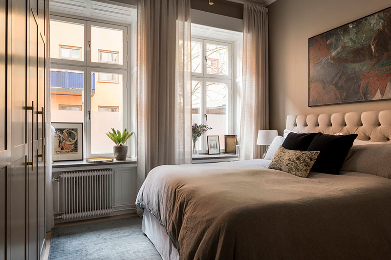 Квартира с роскошными арочными окнами и открытой гостиной в Стокгольме (85 кв. м)