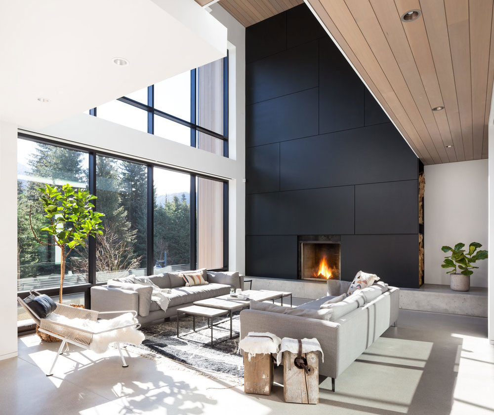 Современный дом с красивой каминной зоной на горнолыжном курорте в Канаде