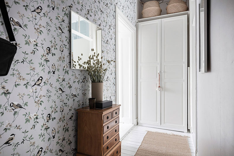 Кровать с балдахином и арочные окна: приятная белая однушка в Швеции (41 кв. м)