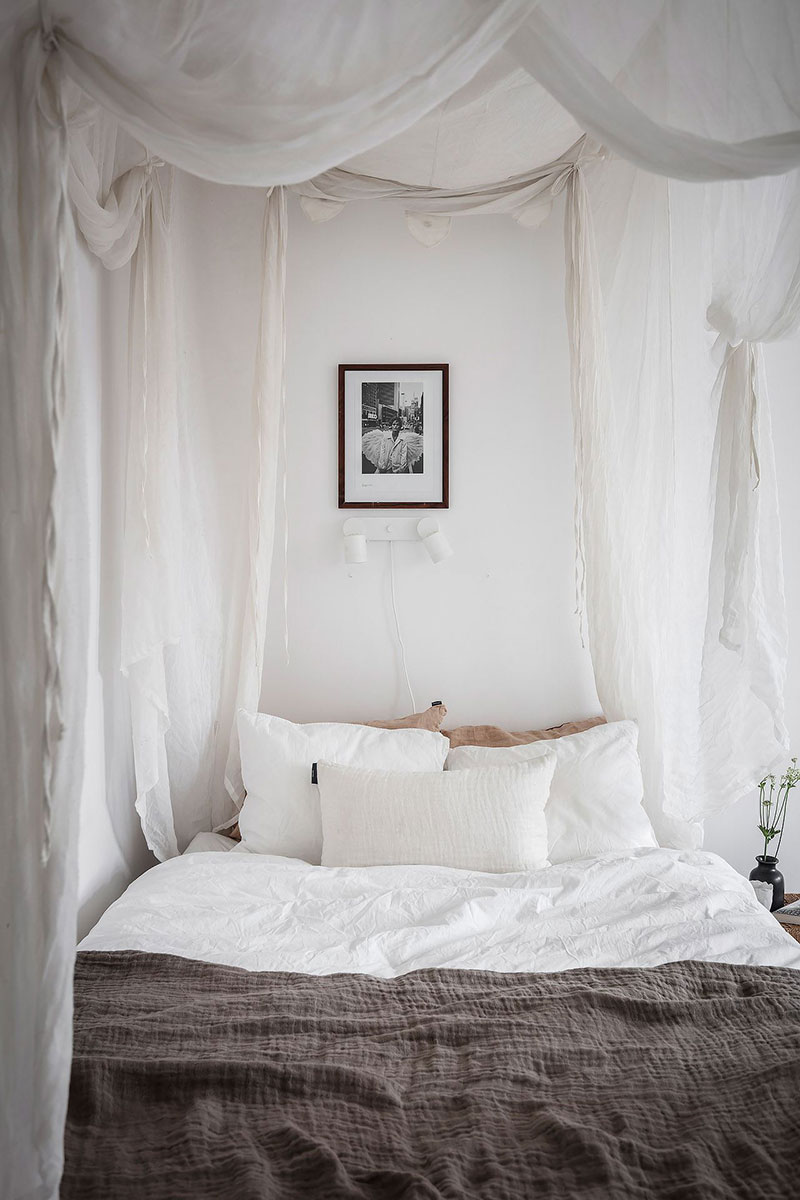 Кровать с балдахином и арочные окна: приятная белая однушка в Швеции (41 кв. м)