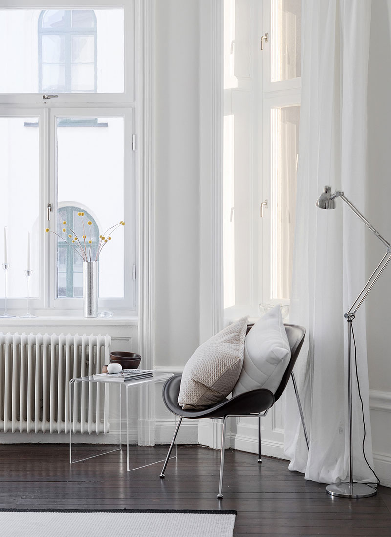 Черный пол и белые стены: очаровательная квартира с эркером в Стокгольме (60 кв. м)