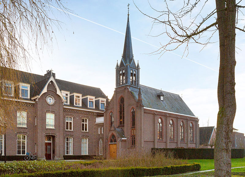 Жизнь среди витражей и священных рисунков: дом в 100-летней церкви в Нидерландах