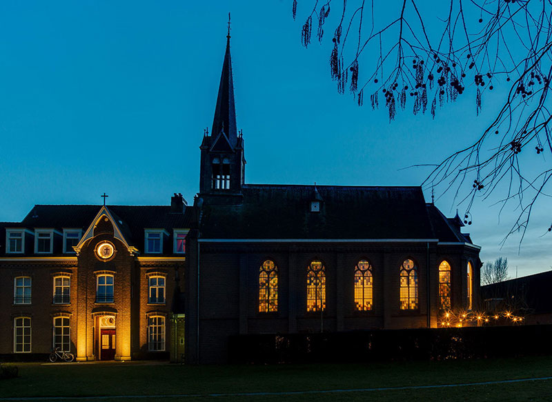 Жизнь среди витражей и священных рисунков: дом в 100-летней церкви в Нидерландах