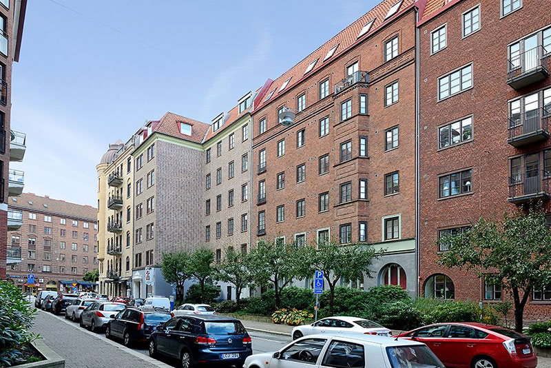 Кирпичная стена и спрятанная спальня: чудесная квартира в Гетеборге (57 кв. м)