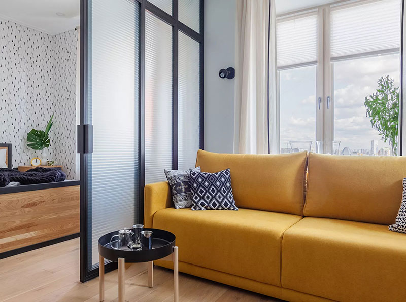 Жёлтые акценты и стильные обои: маленькая арендная квартира в Москве (32 кв. м)