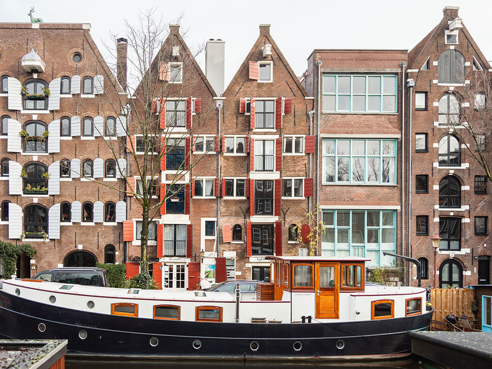 Скошенные потолки и вид на канал: мансардная квартира в 100-летнем доме в Амстердаме
