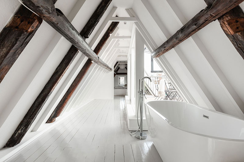 Скошенные потолки и вид на канал: мансардная квартира в 100-летнем доме в Амстердаме