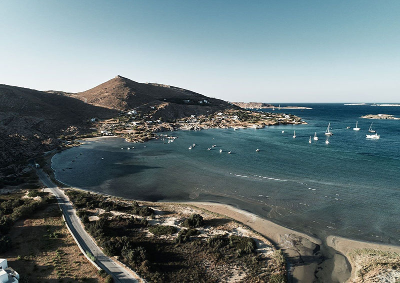 Песочные тона и великолепный бассейн в дизайне отеля на греческом острове Парос