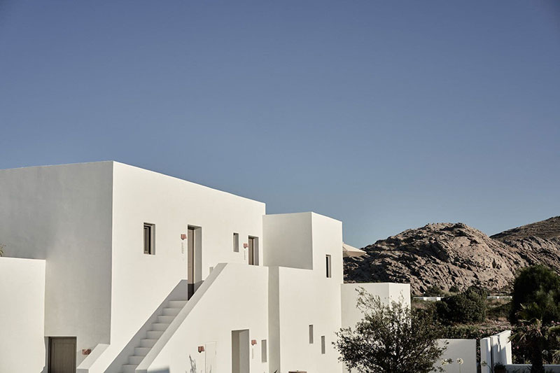 Песочные тона и великолепный бассейн в дизайне отеля на греческом острове Парос