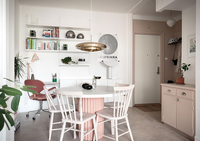 Пастельные тона, кухня из фанеры и кровать на подиуме: стильная малометражка в Швеции (48 кв. м)