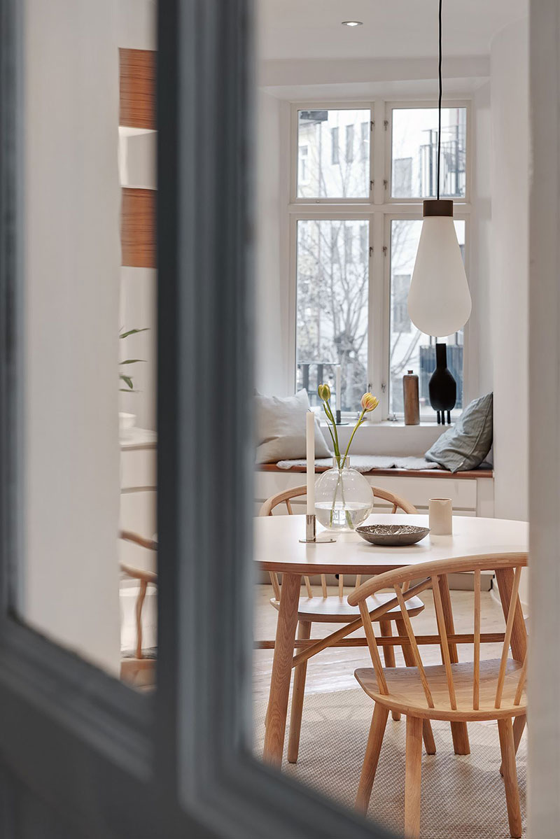 Оттенки синего и фаянсовые печи: просторная квартира в Гётеборге
