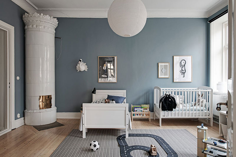 Оттенки синего и фаянсовые печи: просторная квартира в Гётеборге