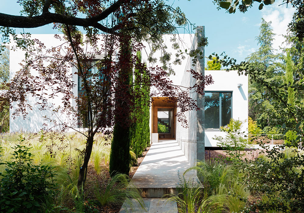 Современный дом в окружении зелени и природы: вдохновляющий интерьер в Испании