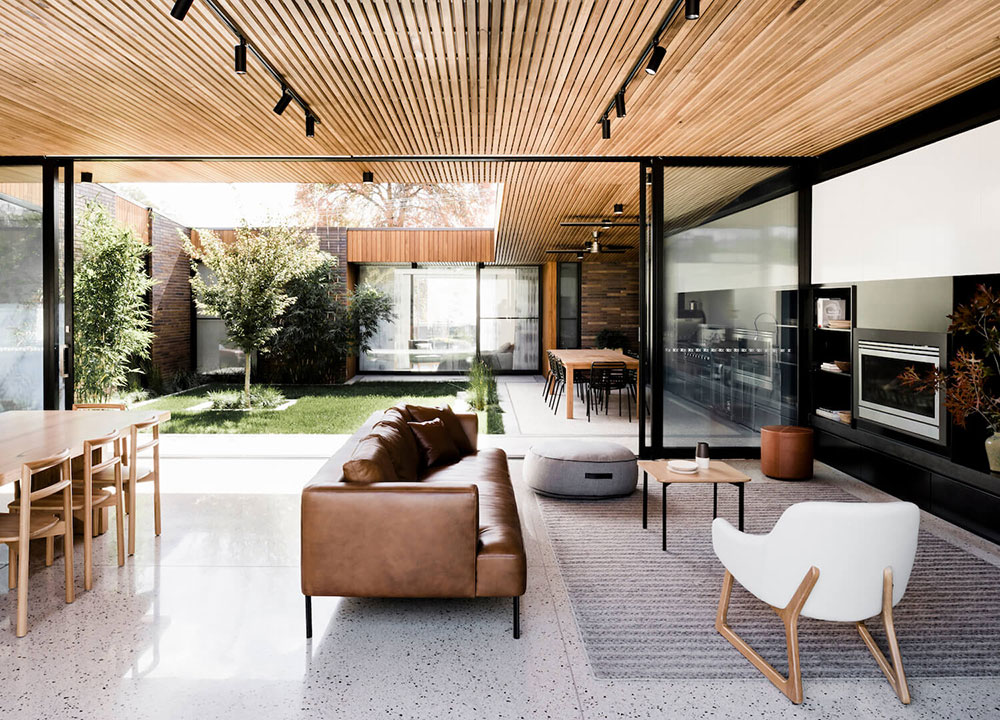 Современный деревянно-кирпичный дом с внутренним двориком в Австралии