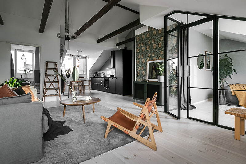 Стеклянная перегородка, балки и зеленые обои: мансардная квартира в Швеции (74 кв. м)