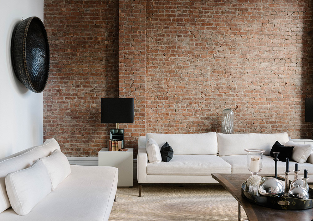 Воплощение американской мечты: Роскошный лофт с кирпичными стенами и белой мебелью в центре Нью-Йорка