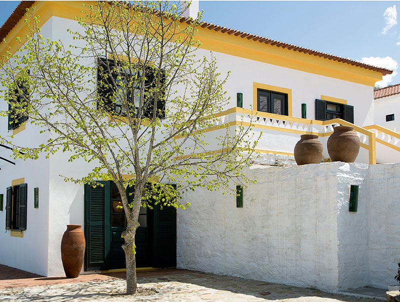 Яркий дизайнерский отель на месте двухсотлетней винодельни в Португалии