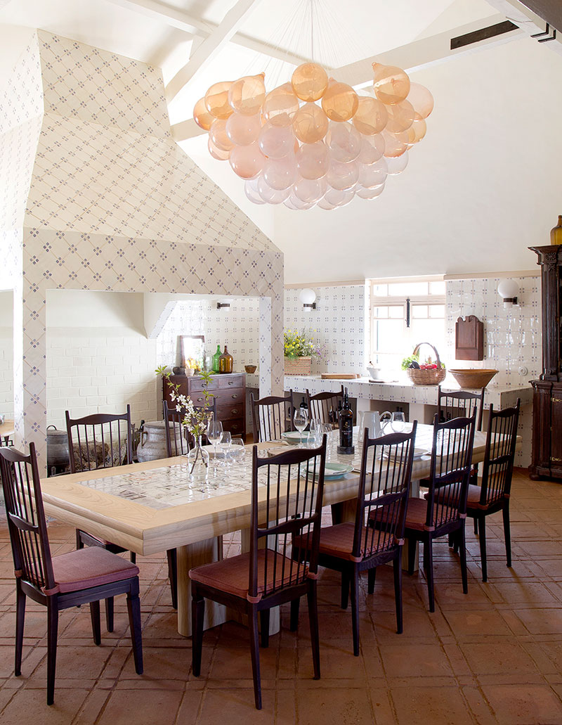Яркий дизайнерский отель на месте двухсотлетней винодельни в Португалии