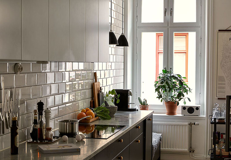 Черно-белая гамма, живые растения и много деталей: живая квартира в Стокгольме (70 кв. м)