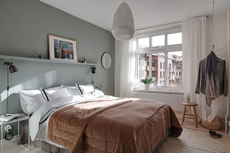 Светлая квартира с голубым диваном в Гетеборге