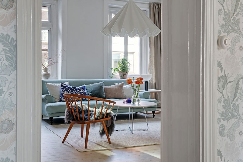 Светлая квартира с голубым диваном в Гетеборге