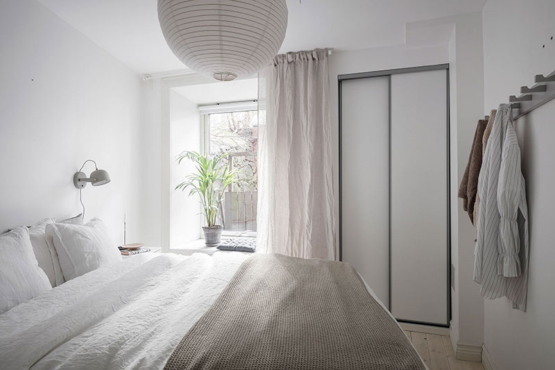 Приятная белая квартира с нежным декором и двумя входами в Гётеборге